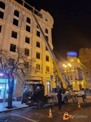 Lifting the cargo to the floors with a crane elevator with a giraffe